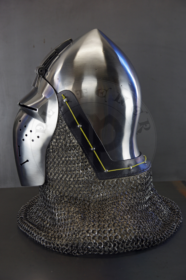 Klappvisier bascinet with keyhole visor, c. 1390-1410. Source: bascinet Wallace Collection A74, London; visor Museo Stibbert, Florence. Skull raised from two halves of 2 mm high quality mild steel, heat hardened and tempered up to 34 HRC. Visor raised from 2 mm medium carbon steel and hardened and tempered up to 42 HRC. Visor hinge made of medium carbon steel. Visor is removable. Weight 3,320 kg. /Klappvisier wzorowany na hemie z Wallace Collection A74 oraz zasonie z Museo Stibbert, datowany na 1380-1410. Dzwon wykuty z dwch powek 2 mm wysokiej jakoci stali niskowglowej, hartowany i odpuszczany do 34 HRC. Zasona wykuta z 2 mm stali redniowglowej, hartowana i odpuszczana do 42 HRC. Zawias zasony wykonany ze stali redniowglowej. Zasona jest zdejmowana. Waga 3,320 kg.